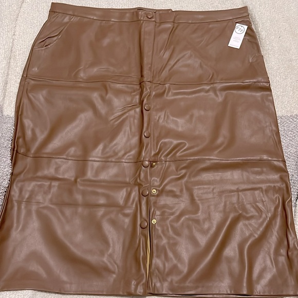NWT- Fashion to Figure / New York & Company - 3X.  Faux Leather Skirt - Picture 1 of 7